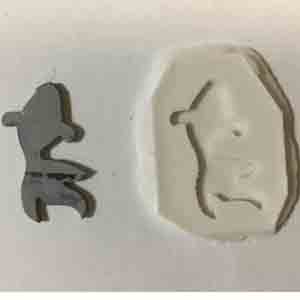 硬化したシリコン樹脂から原型（厚紙）を外しました。